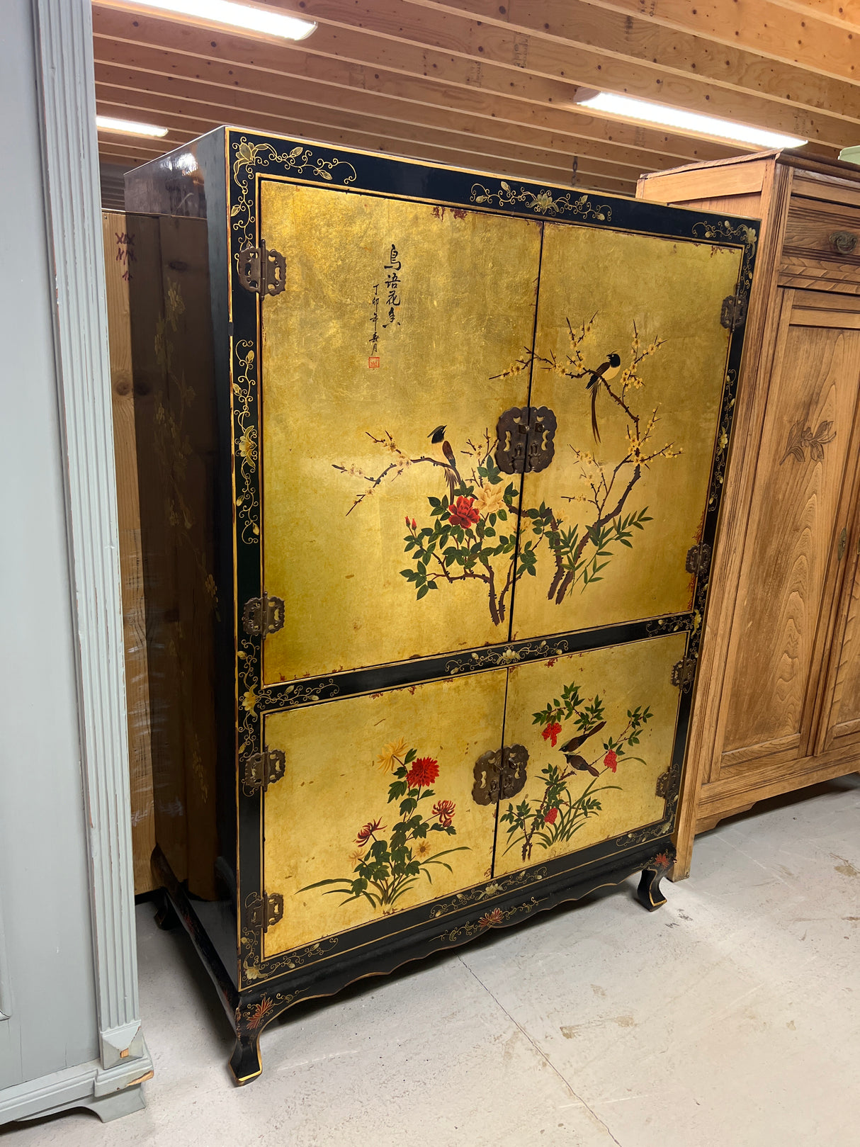 Aasialainen kaappi L. 99,5cm, S. 50cm ja K. 145,5cm.