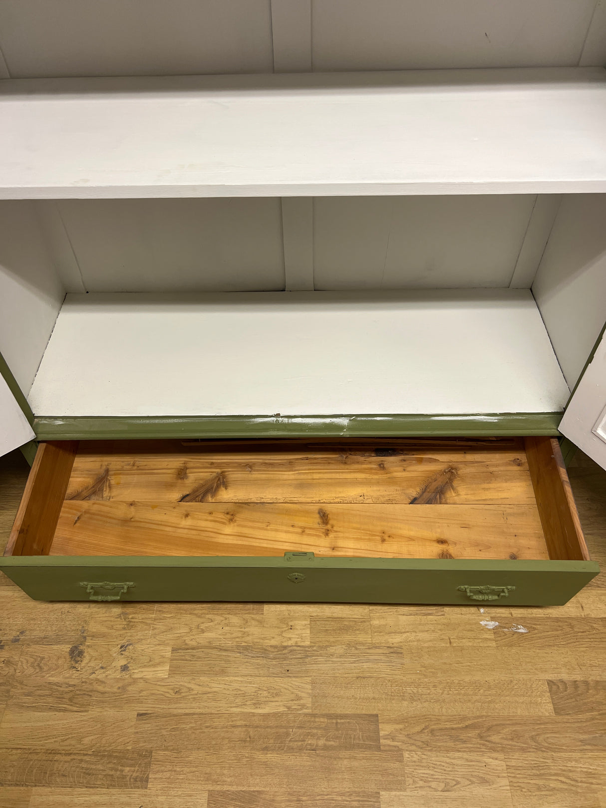 Kaunis vihreä vitriinikaappi L. 121cm, S. 46,5cm ja K. 177cm.