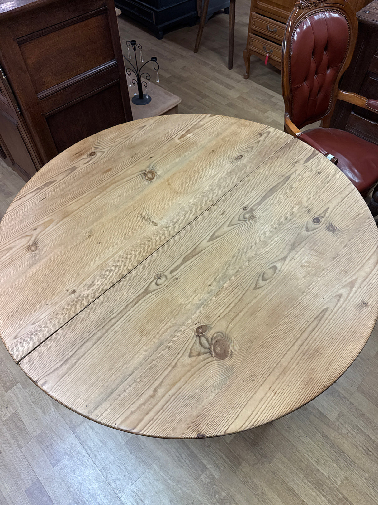 Pyöreä talonpoikais-pöytä halkaisija 128cm, korkeus 76.5cm