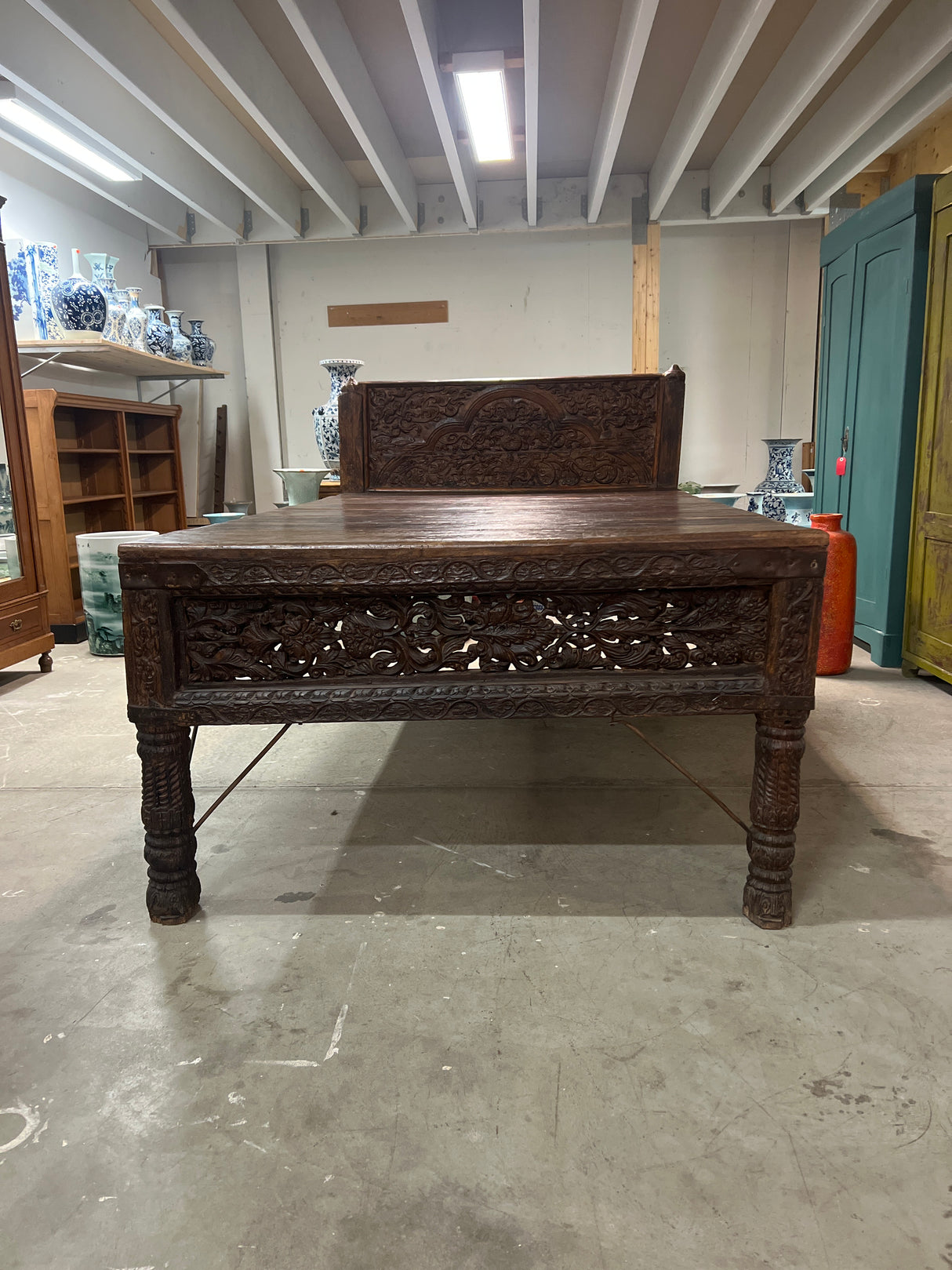 Magnificent 19th-century daybed/couch bed, length 214cm, width 133cm, and height 123cm. The height of the bed section is 79cm.