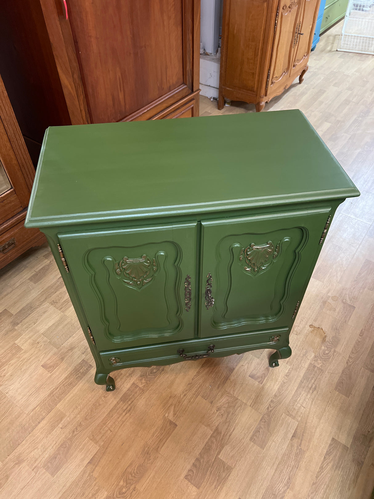Beautiful rococo small cabinet W. 79.5cm, D. 42cm and H. 99.5cm.