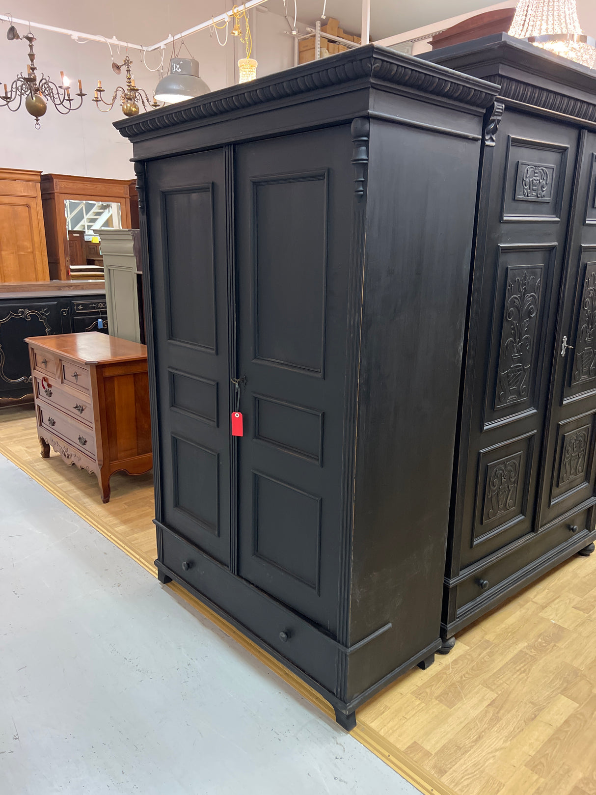 Upea suoralinjainen vaatekaappi L. 122,5cm, S. 52cm ja K. 183cm