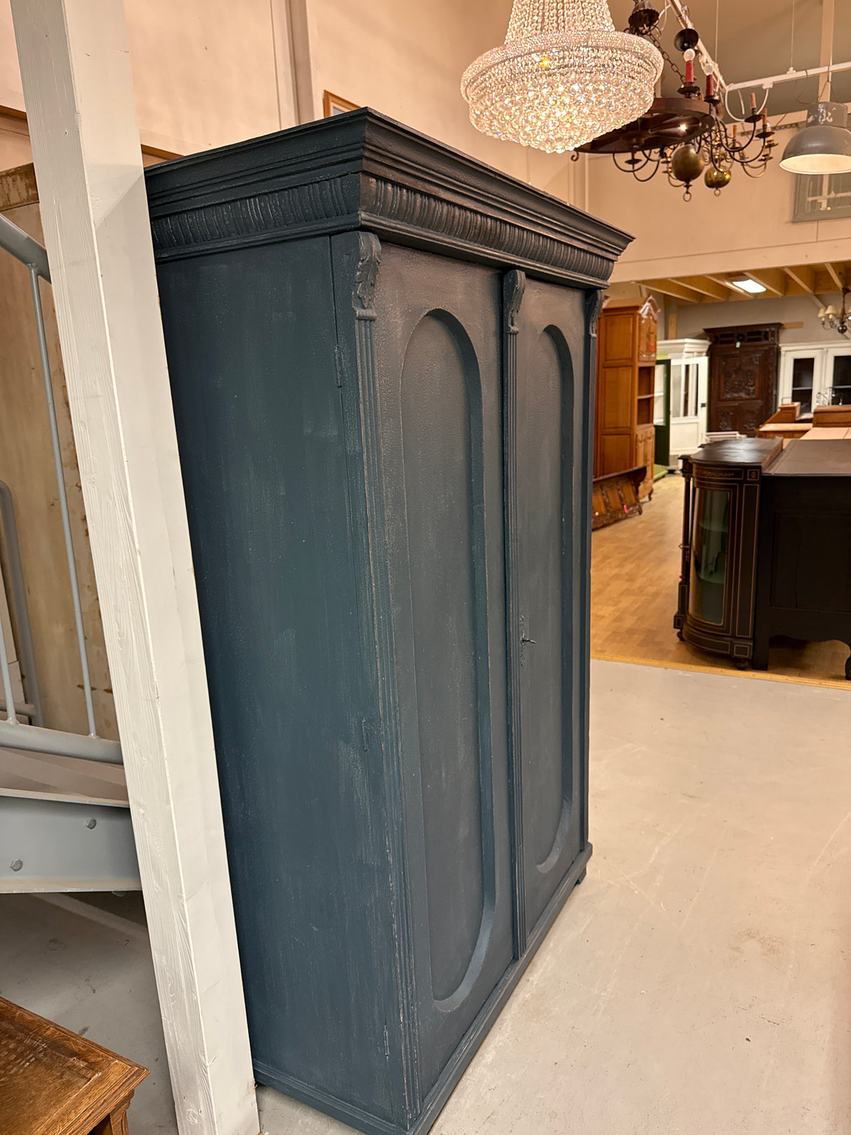 Kaunis sinisävyinen vaatekaappi L.123.5cm, S.59.5cm, K.185cm