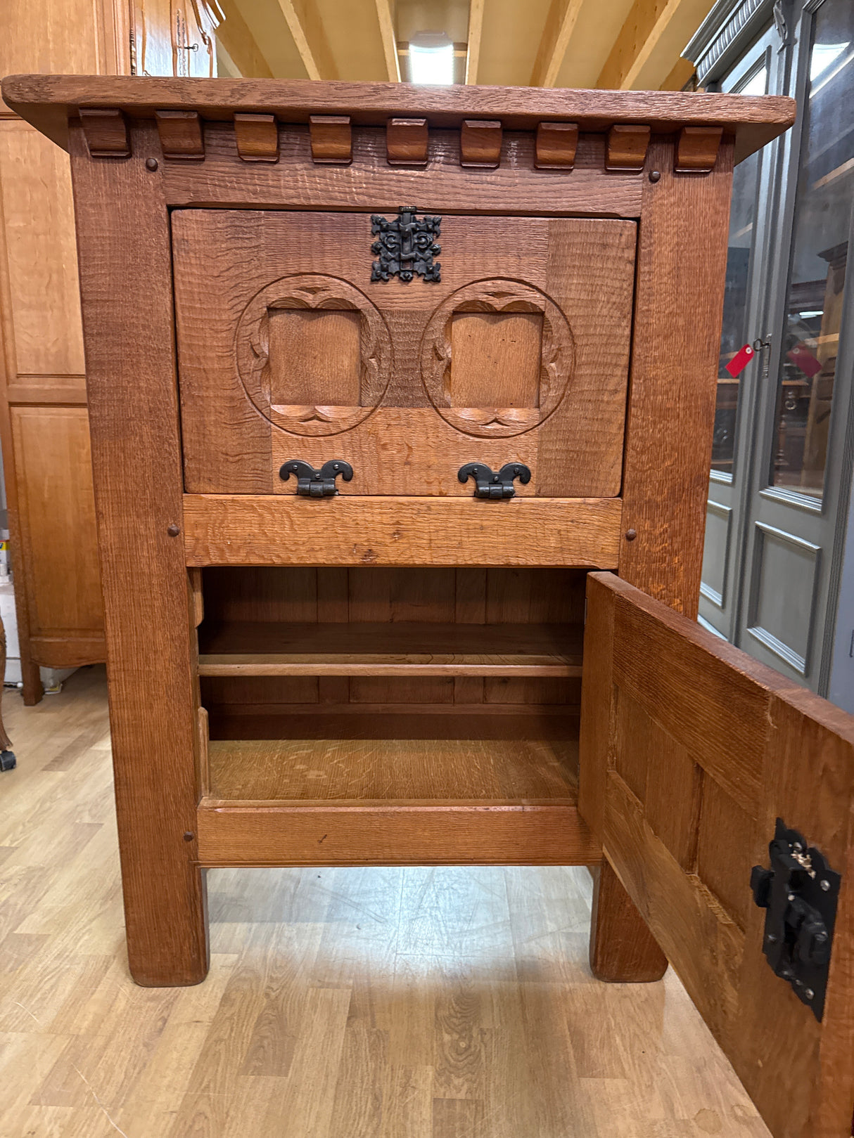 Sveitsiläinen baarikaappi L.94.5cm, S.44cm, K.125cm