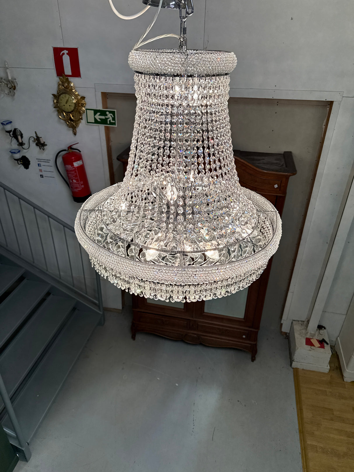 Huikea kristallivalaisin kromin värisellä rungolla. Halkaisija 70cm