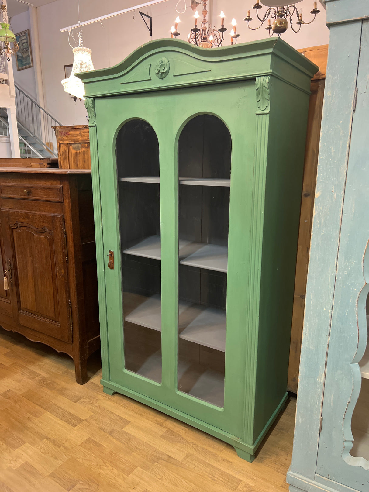 Kaunis yksiovinen vitriinikaappi L. 98,5cm, S. 51cm ja K. 177,5cm