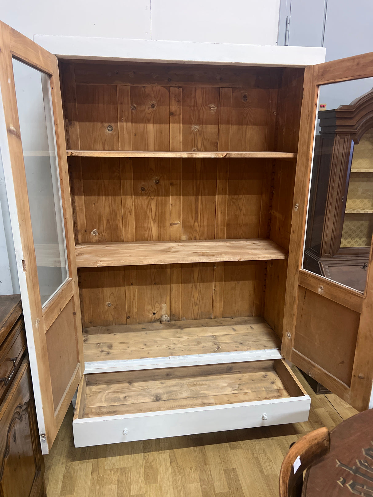 Valkoinen vitriinikaappi L. 132,5cm, S. 51cm ja K. 198cm.