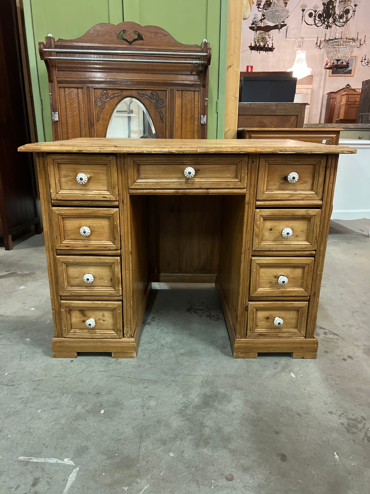 Kirjoituspöytä L. 106,5cm, S.70cm ja K. 78,5cm.