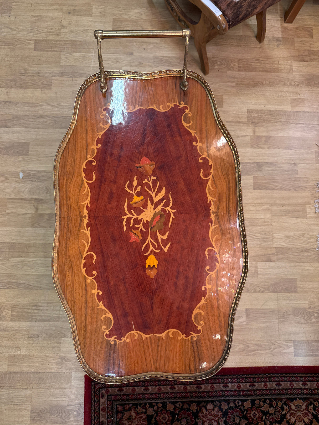 Kaunis tarjoiluvaunu