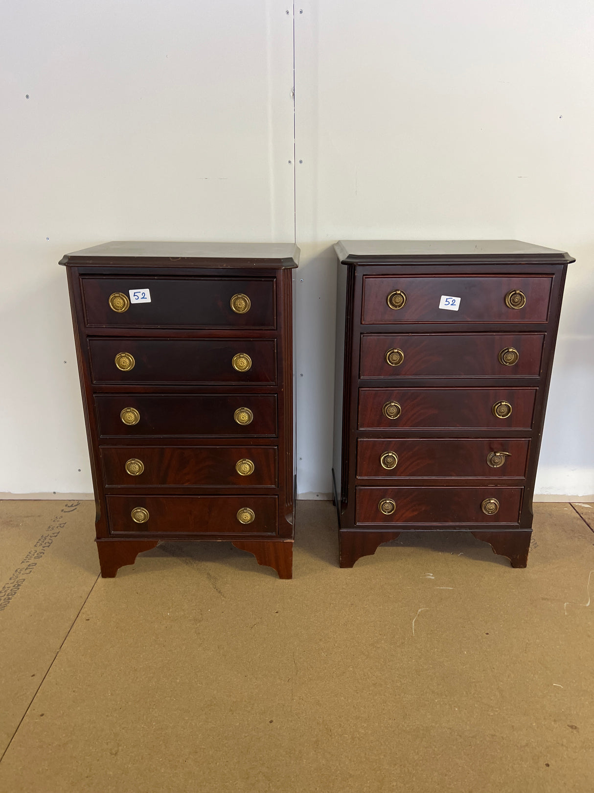 Englantilaiset yöpöydät. L. 45,5cm, S. 32,5cm ja K. 71,5cm