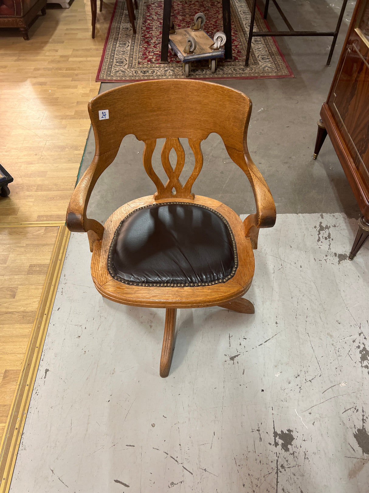 Tammituoli nahka istuinosalla