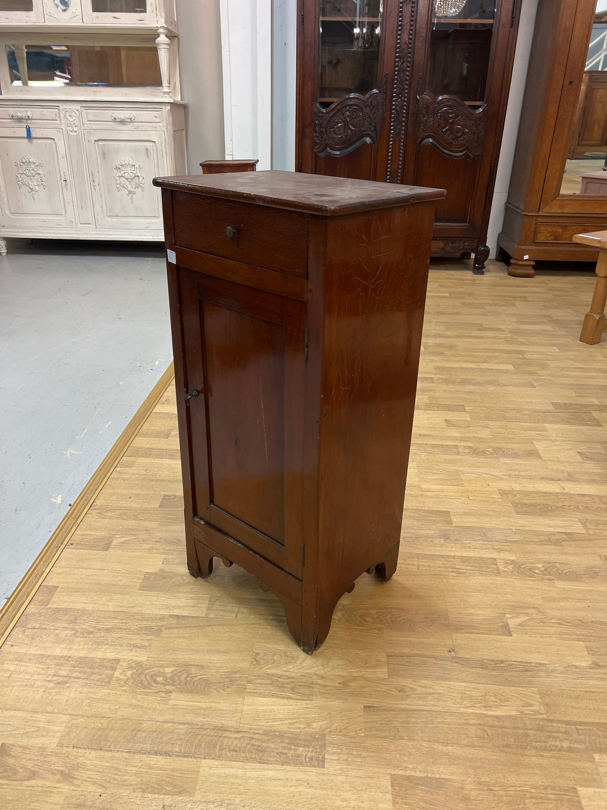 Talonpoikais lipasto L. 42,5cm, S. 32,5cm ja K. 89,5cm