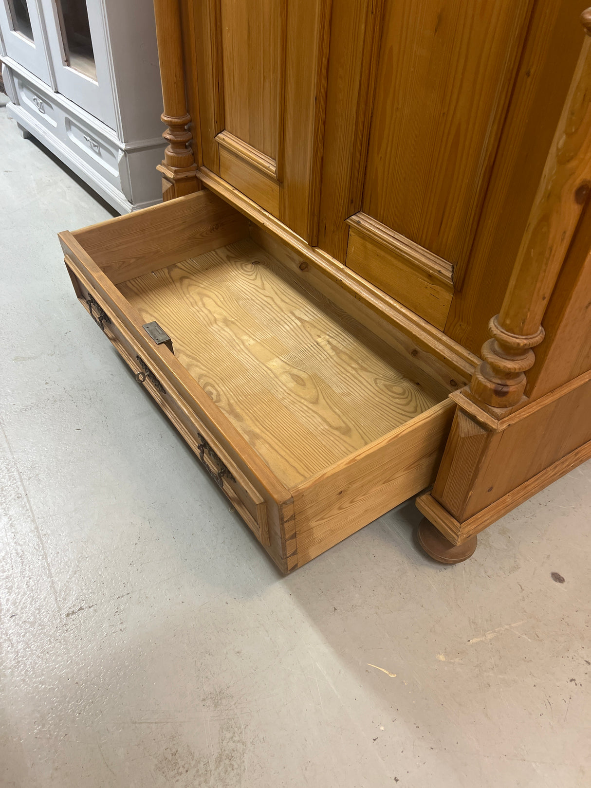 Kaunis talonpoikais vaatekaappi L. 109cm, S. 60cm ja K. 180cm