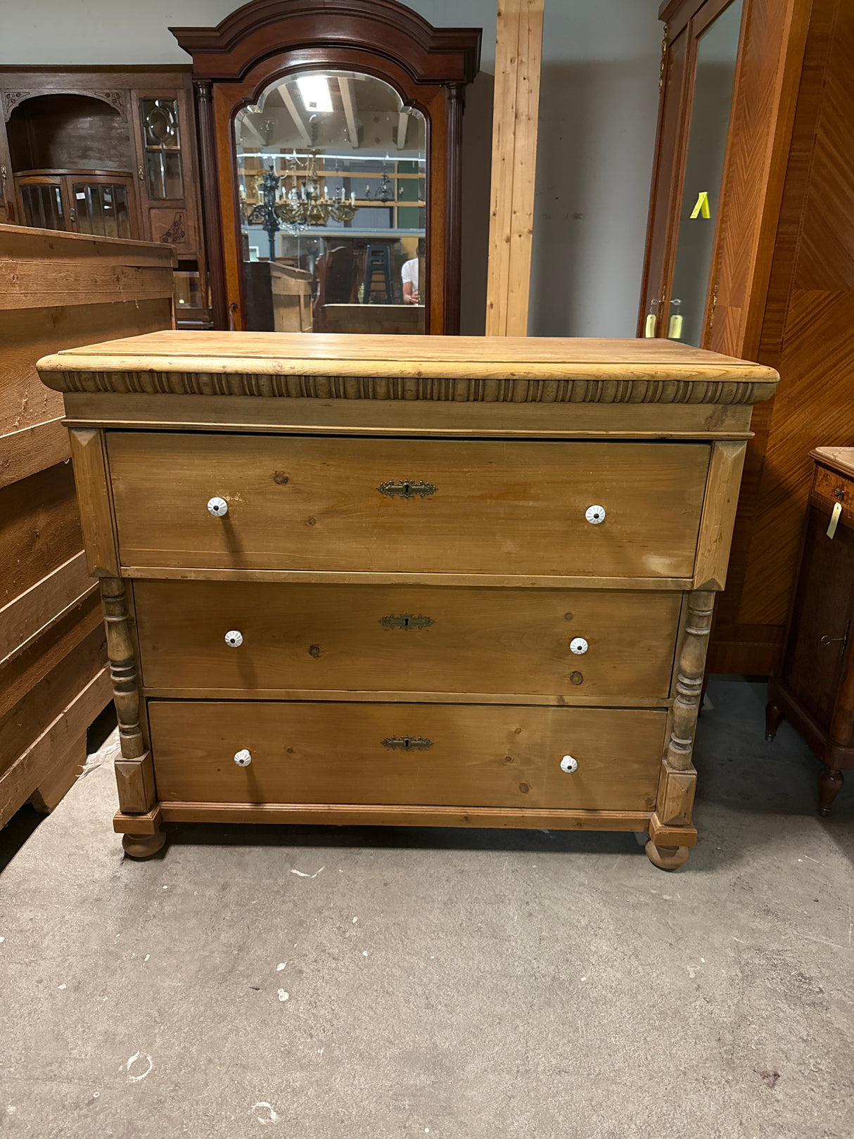 Peasant chest of drawers W.127cm, D.65cm, H.107cm
