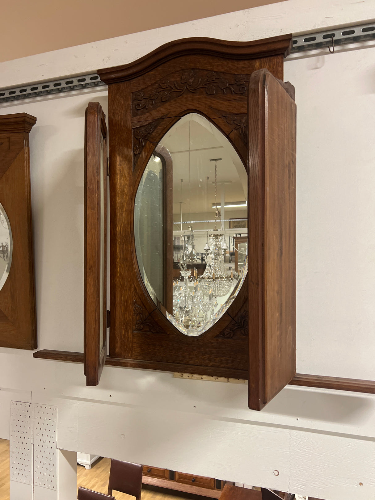 Kaunis peili kääntyvillä sivuilla L.112,5cm ja K. 98cm