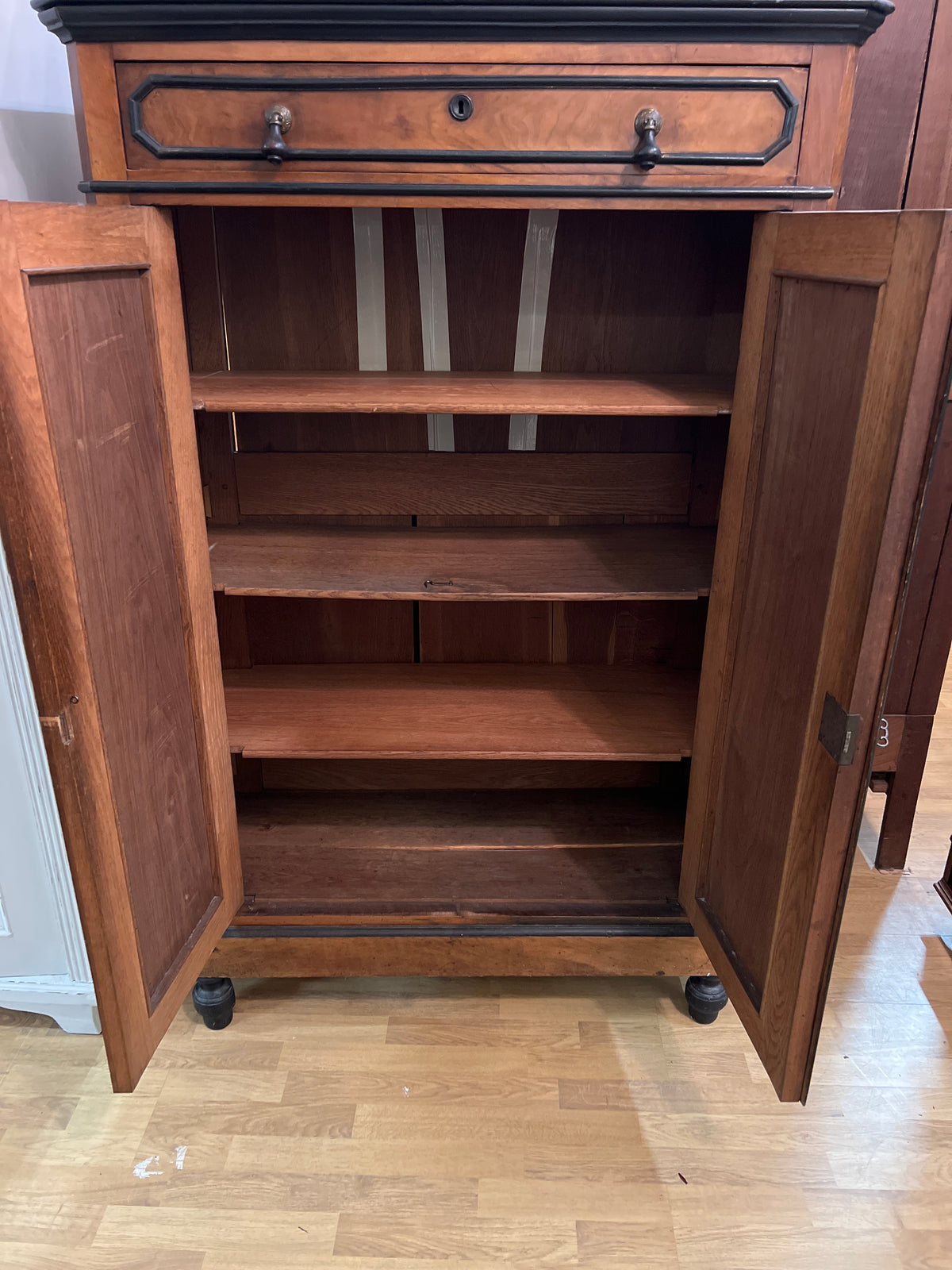Barokki liinavaatekaappi L. 105cm, S. 45cm ja K. 161cm