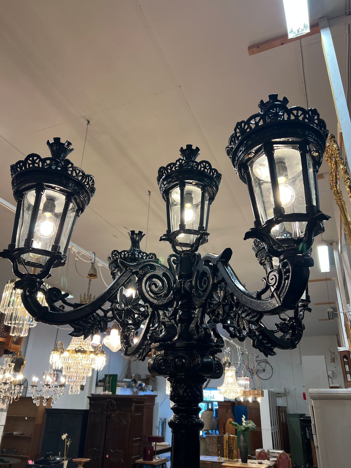 Lyhtypylväs (valurautaa) K. 300cm ja halk. n. 135cm.