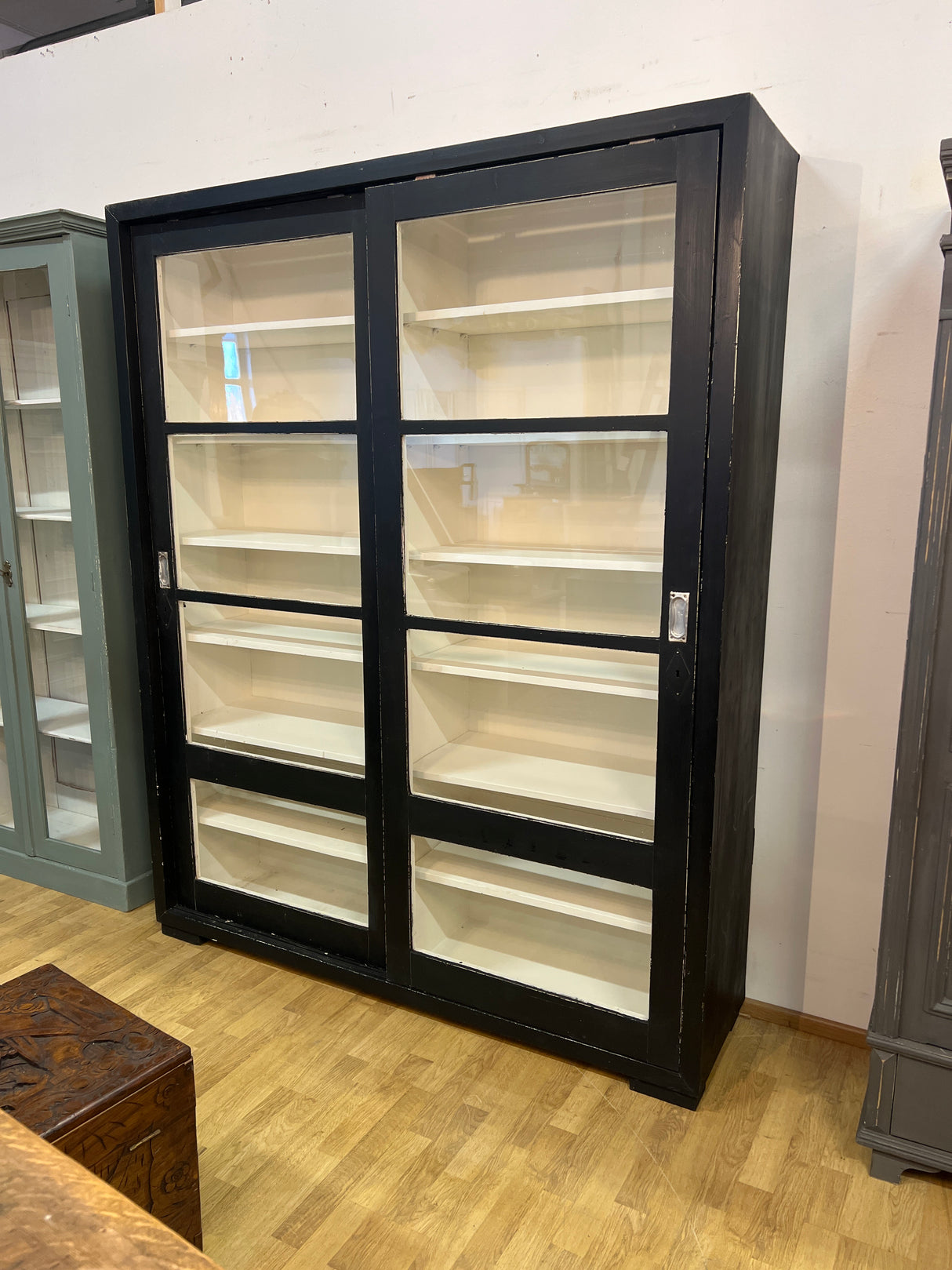 Kirja/astiakaappi liukuovilla L. 160,5cm, S. 42cm ja K. 199,5cm