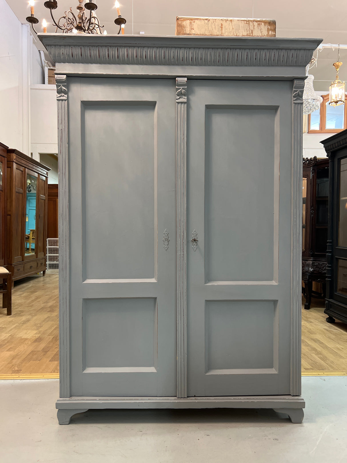 Helmenharmaa vaatekaappi