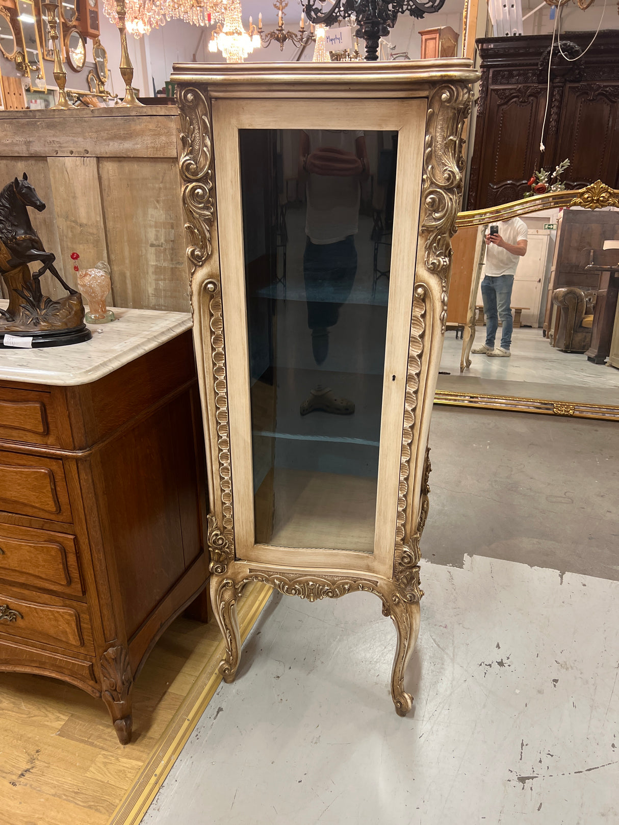 Harvinaisen kaunis rokokoo nurkkakaappi 50cm x 50cm ja K. 140cm