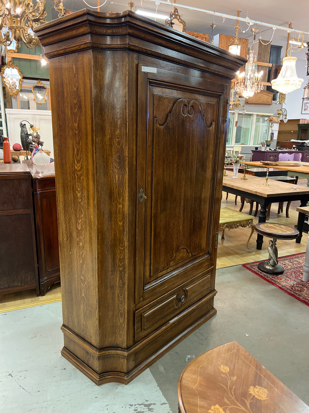 Tamminen vaatekaappi