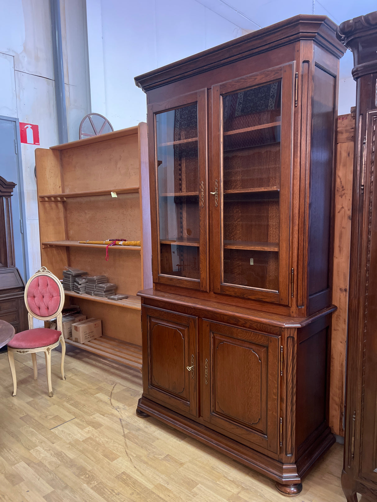 Tyylikäs astia/kirjakaappi L. 121cm, S. 51cm ja K. 225cm