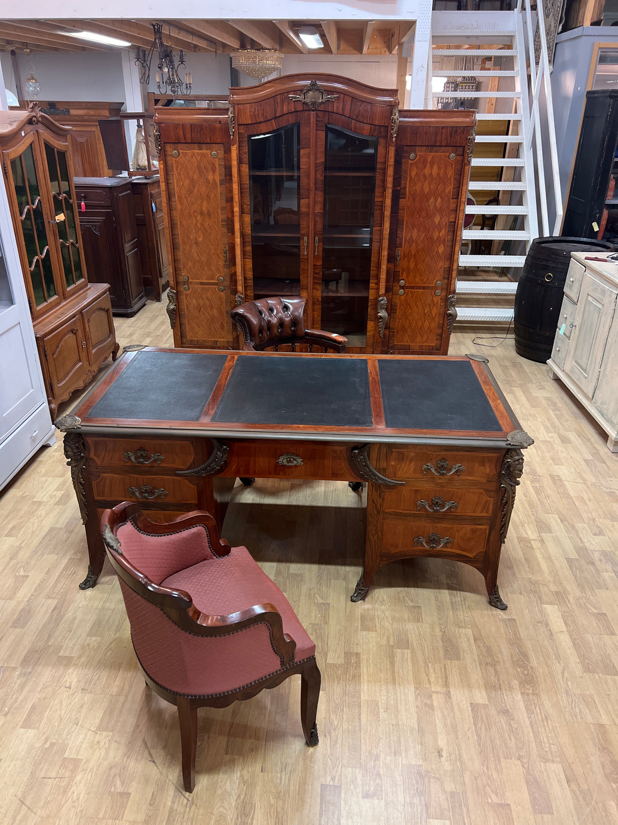 Upea ranskalainen toimiston kokonaisuus. Kirjoituspöytä, johtajan tuoli, asiakas tuoli x2 ja kirjakaappi😍