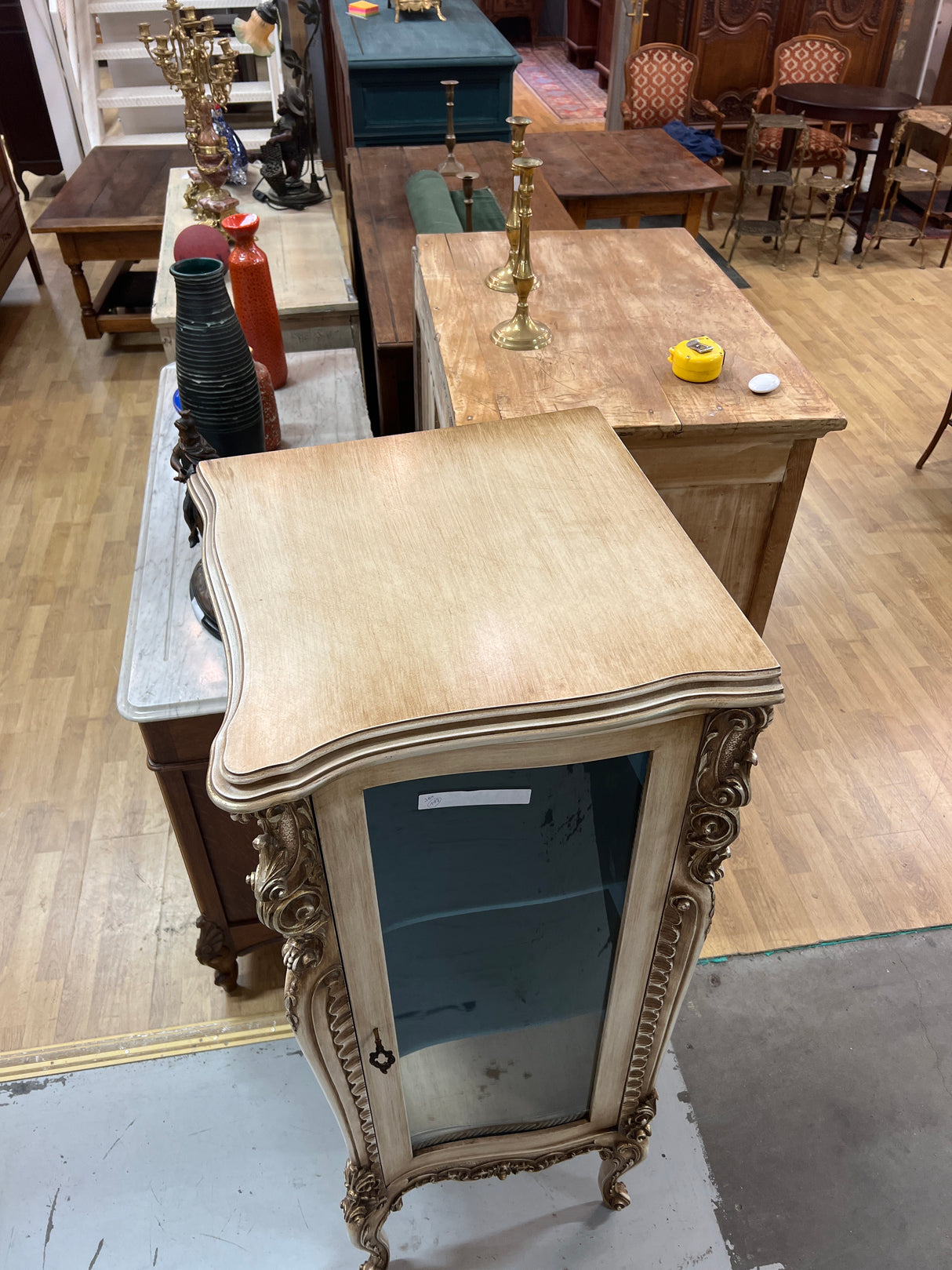 Harvinaisen kaunis rokokoo nurkkakaappi 50cm x 50cm ja K. 140cm