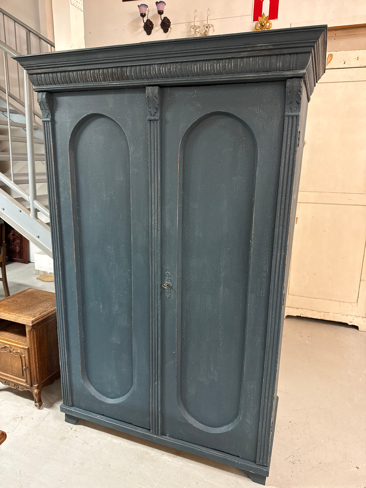 Kaunis sinisävyinen vaatekaappi L.123.5cm, S.59.5cm, K.185cm