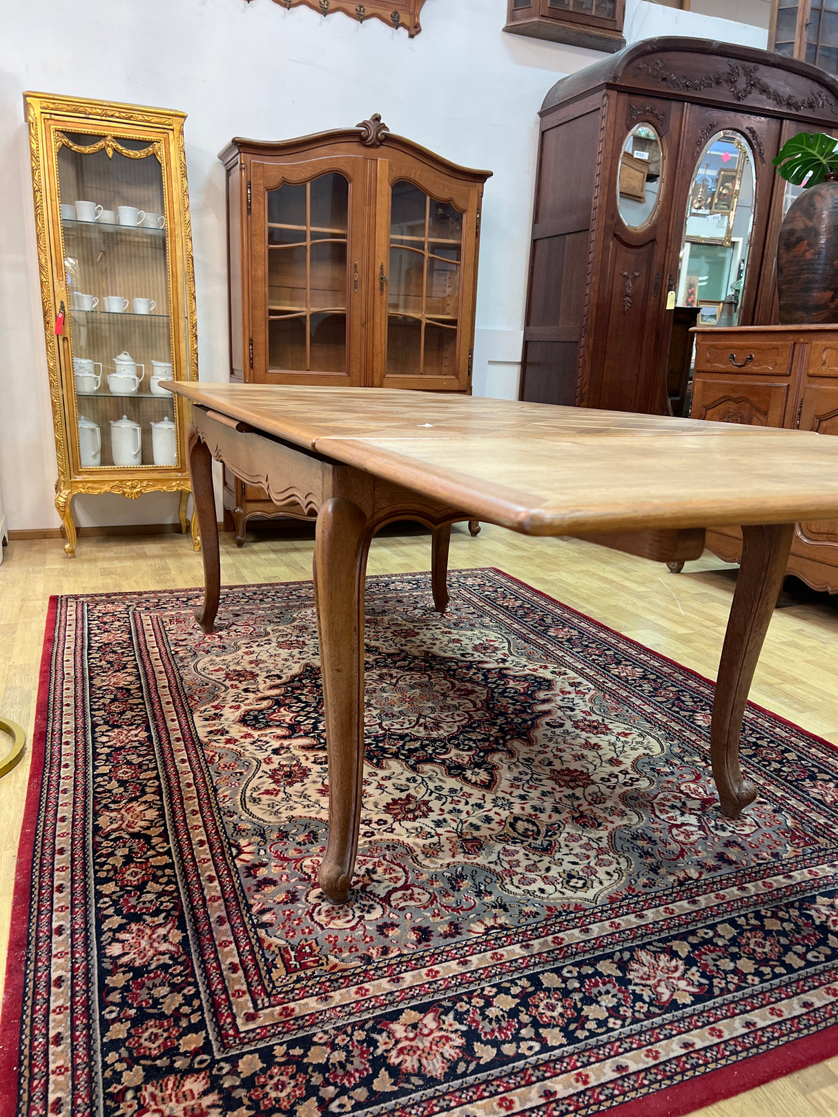 Rokokoo-ruokailupöytä