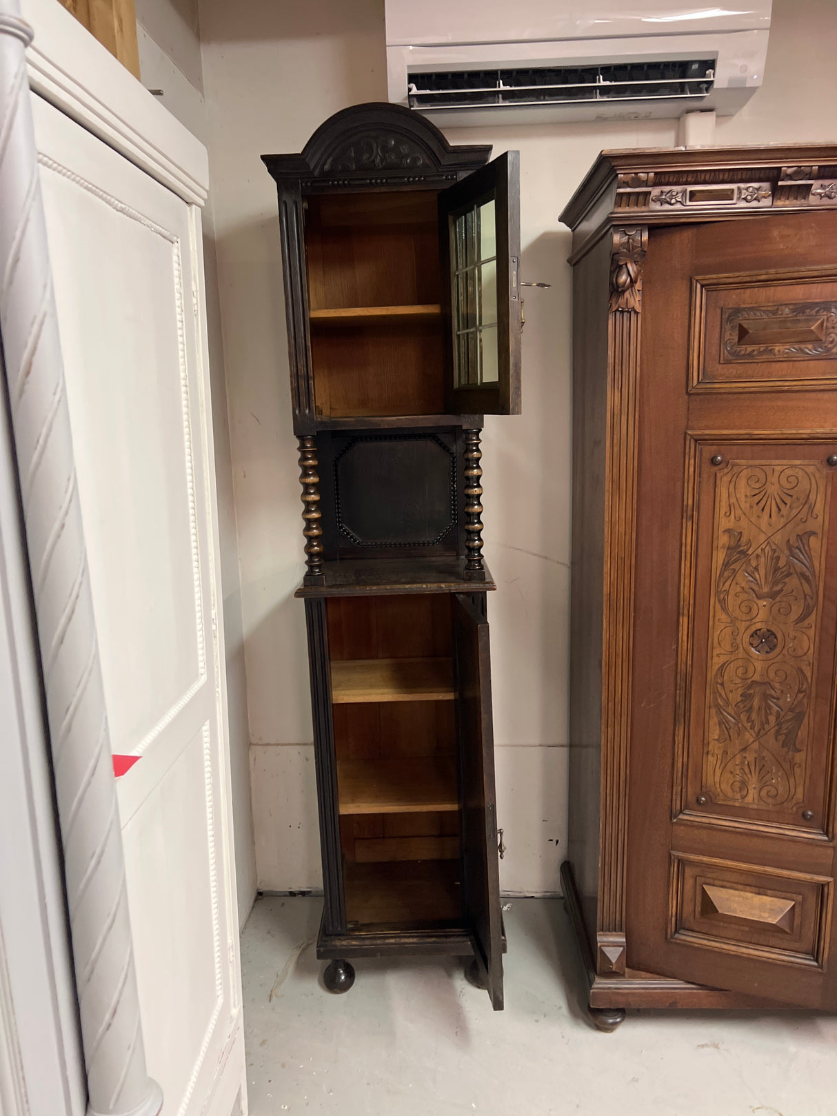 Poikkeuksellisen kapea vitriinikaappi L.45,5cm, S.38cm ja K.202cm.