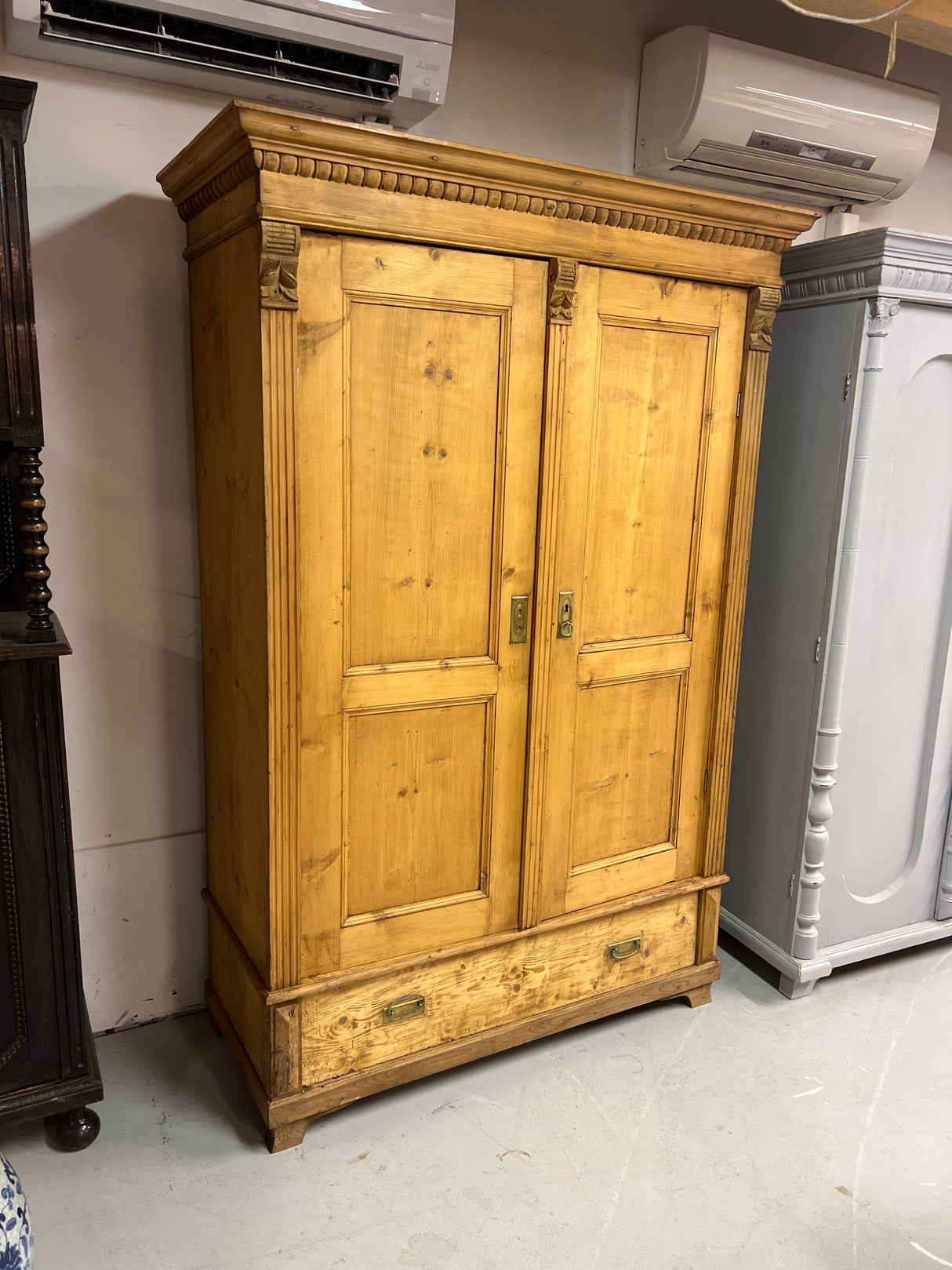 Upea talonpoikais vaatekaappi L. 127,5cm, S. 55cm ja K. 190,5cm