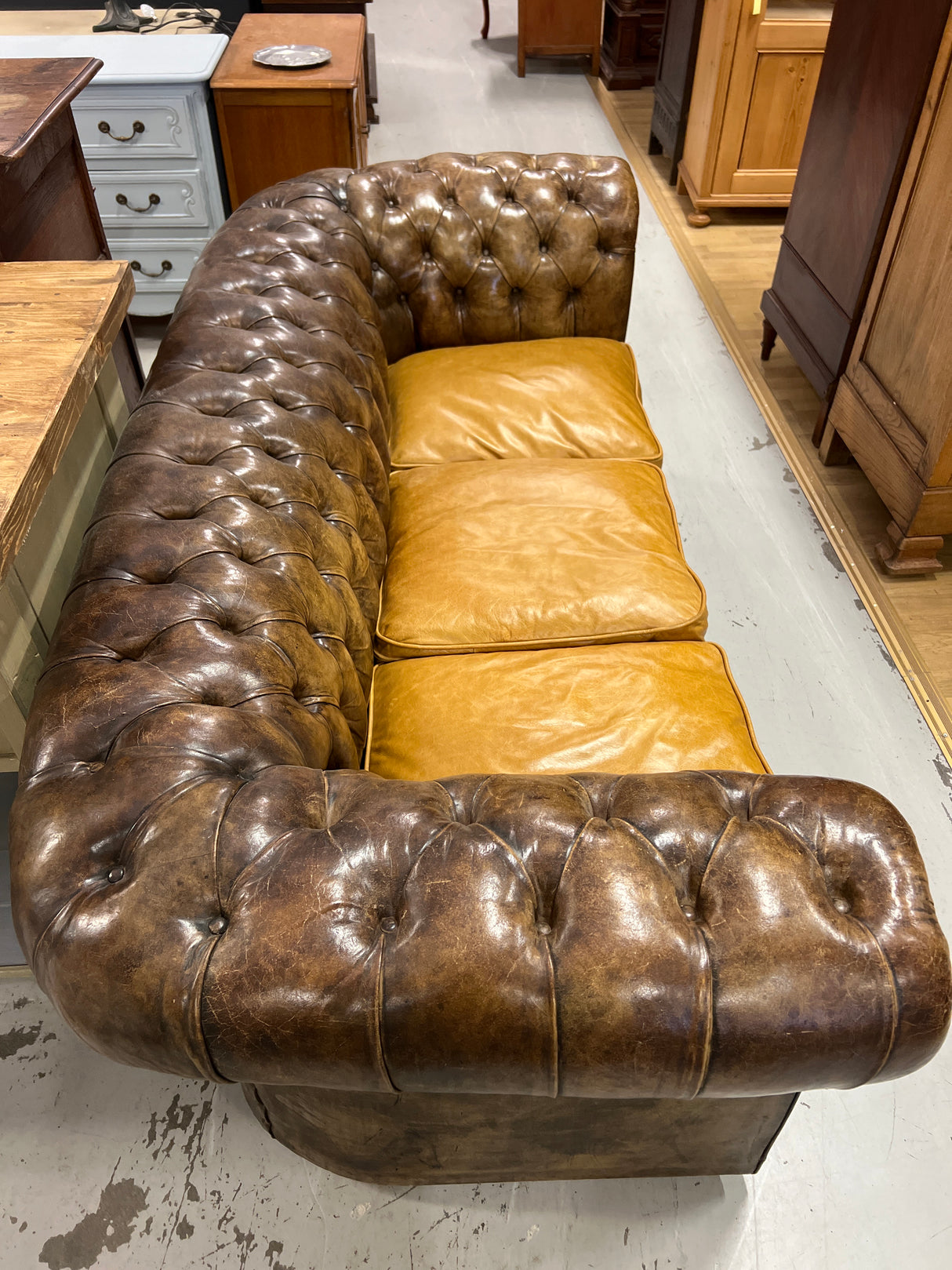 Chesterfield 3-seater sofa L.210cm, D.90cm and H.78cm.