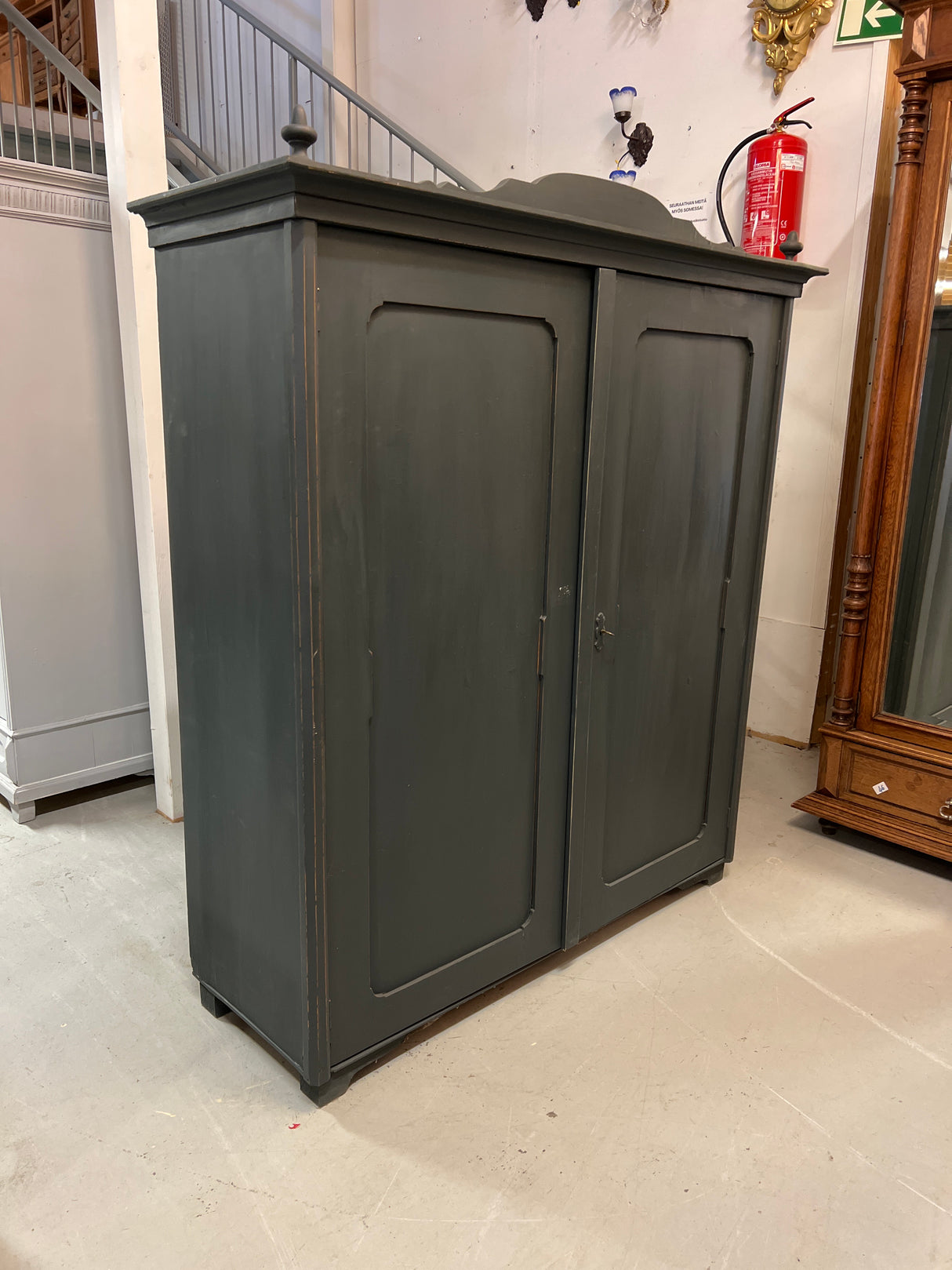 Hieno talonpoikais vaatekaappi L.141,5cm, S. 50,5cm ja K. 163cm