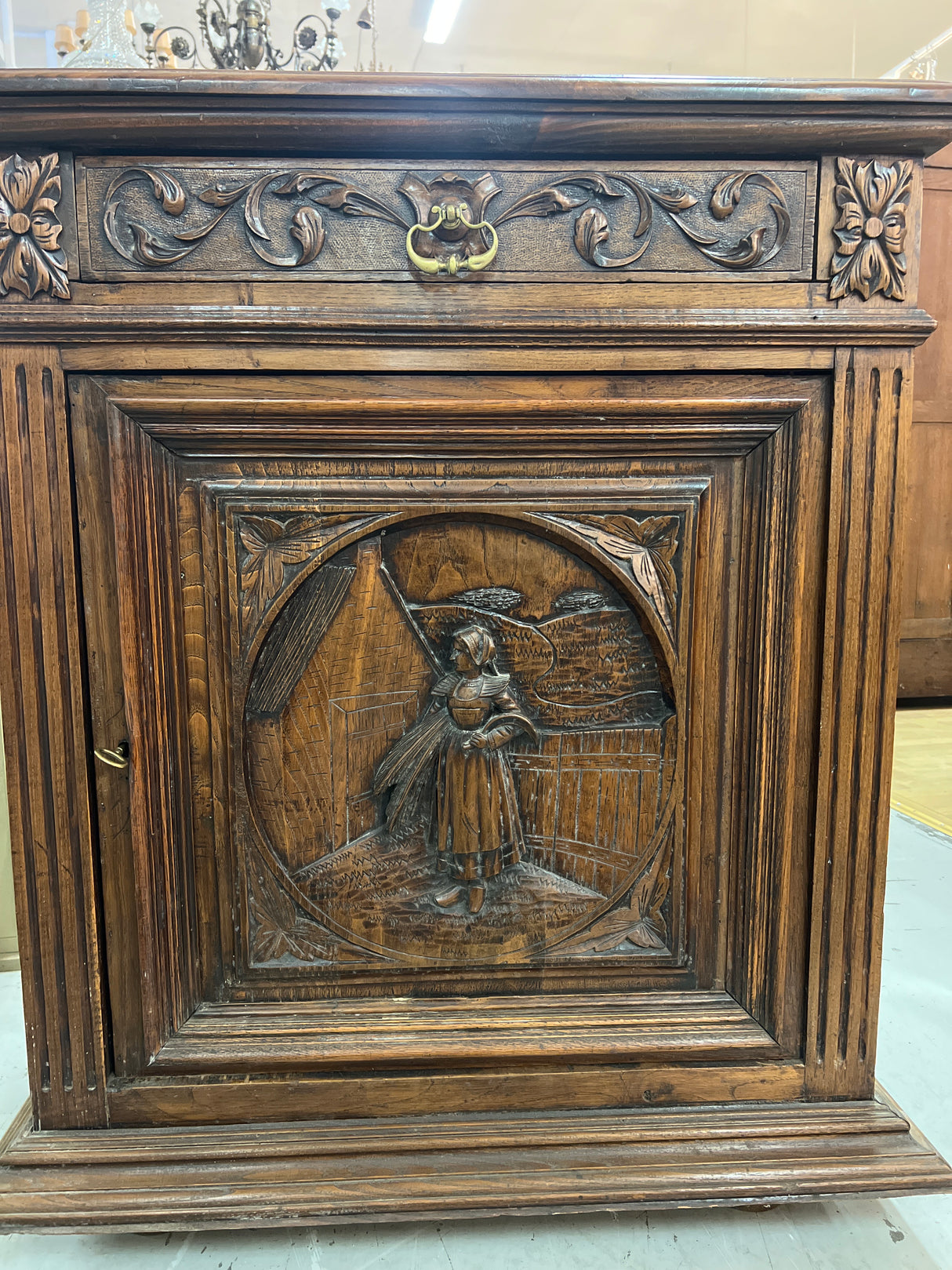 Renessanssi pikku kaappi L. 85cm, S. 49,5cm ja K. 104cm