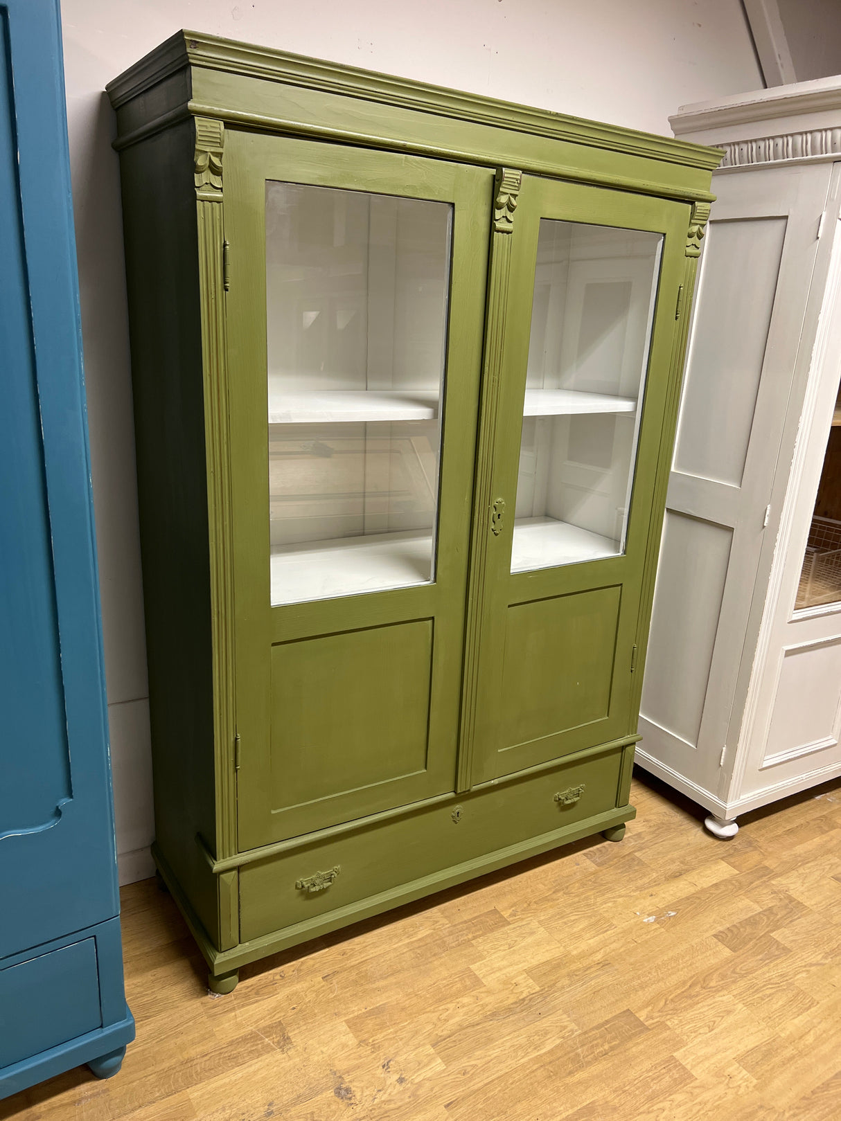 Kaunis vihreä vitriinikaappi L. 121cm, S. 46,5cm ja K. 177cm.