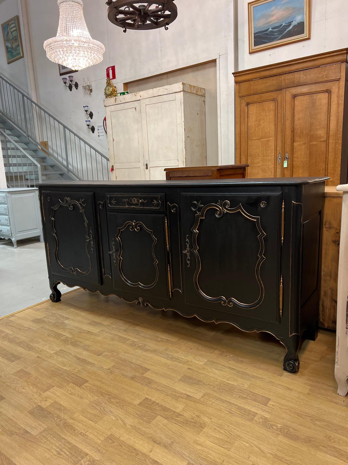 Tyrmäävän kaunis Rokokoo senkki. L. 213cm, S. 50,5cm ja K. 101cm.