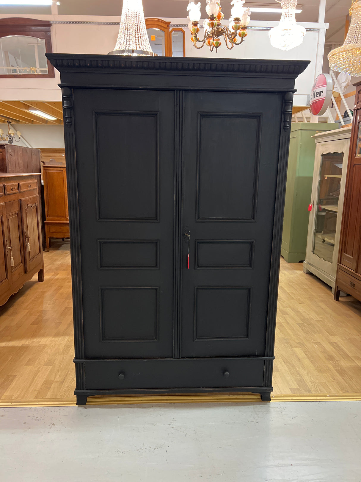 Upea suoralinjainen vaatekaappi L. 122,5cm, S. 52cm ja K. 183cm