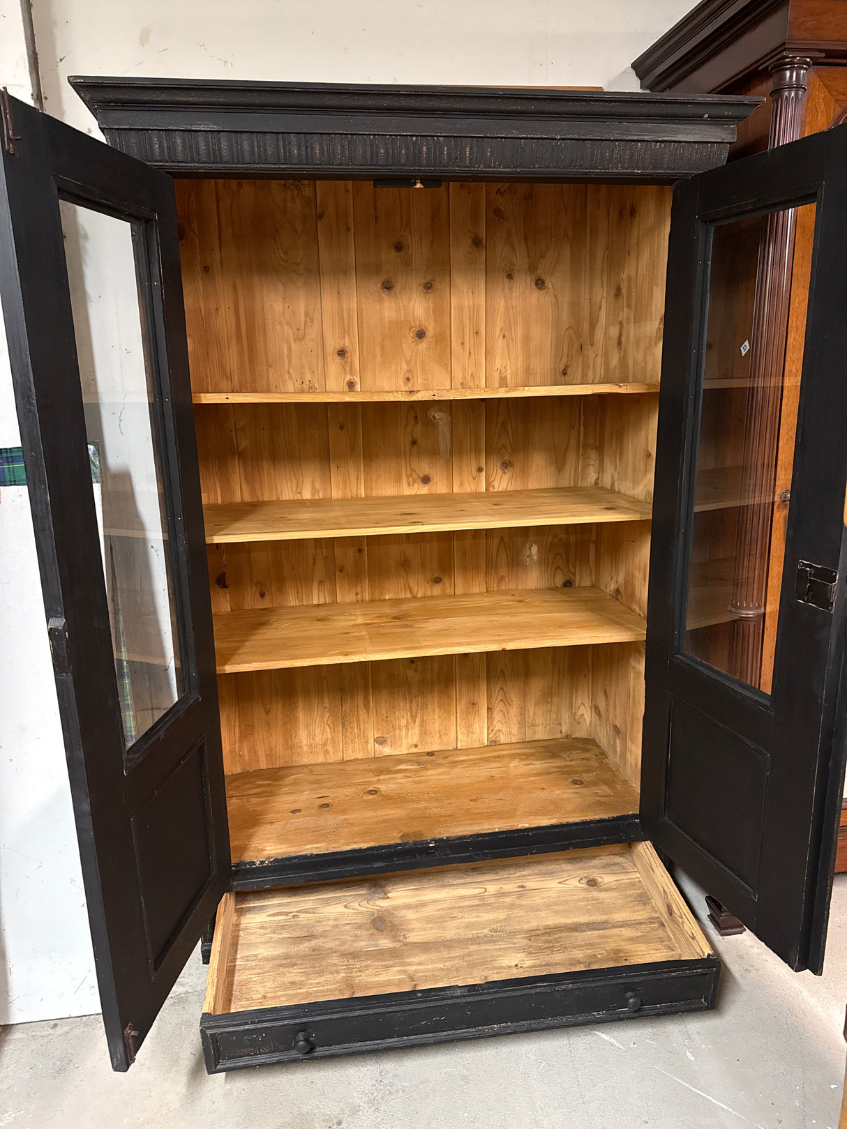 Upea musta vitriinikaappi L.124.5cm, S.58cm, K.186.5cm