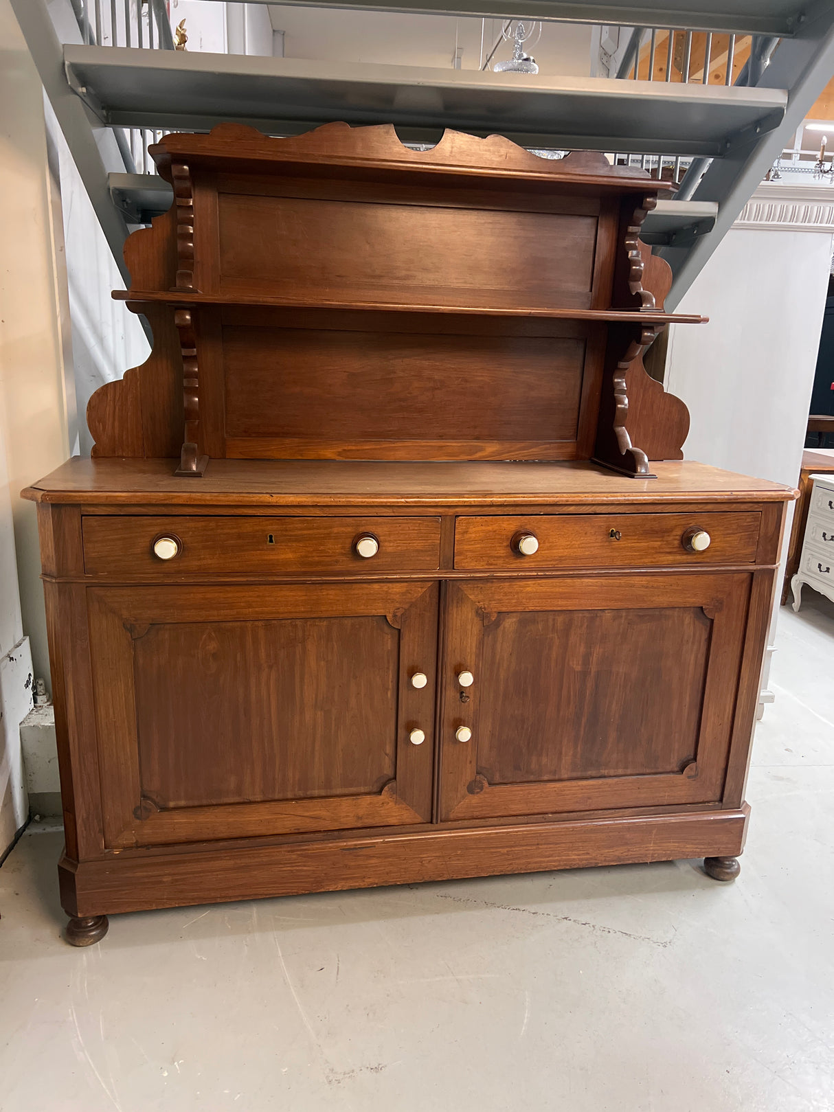 Mahonkinen senkki L. 167cm, S. 50,5cm ja K. 178,5cm.