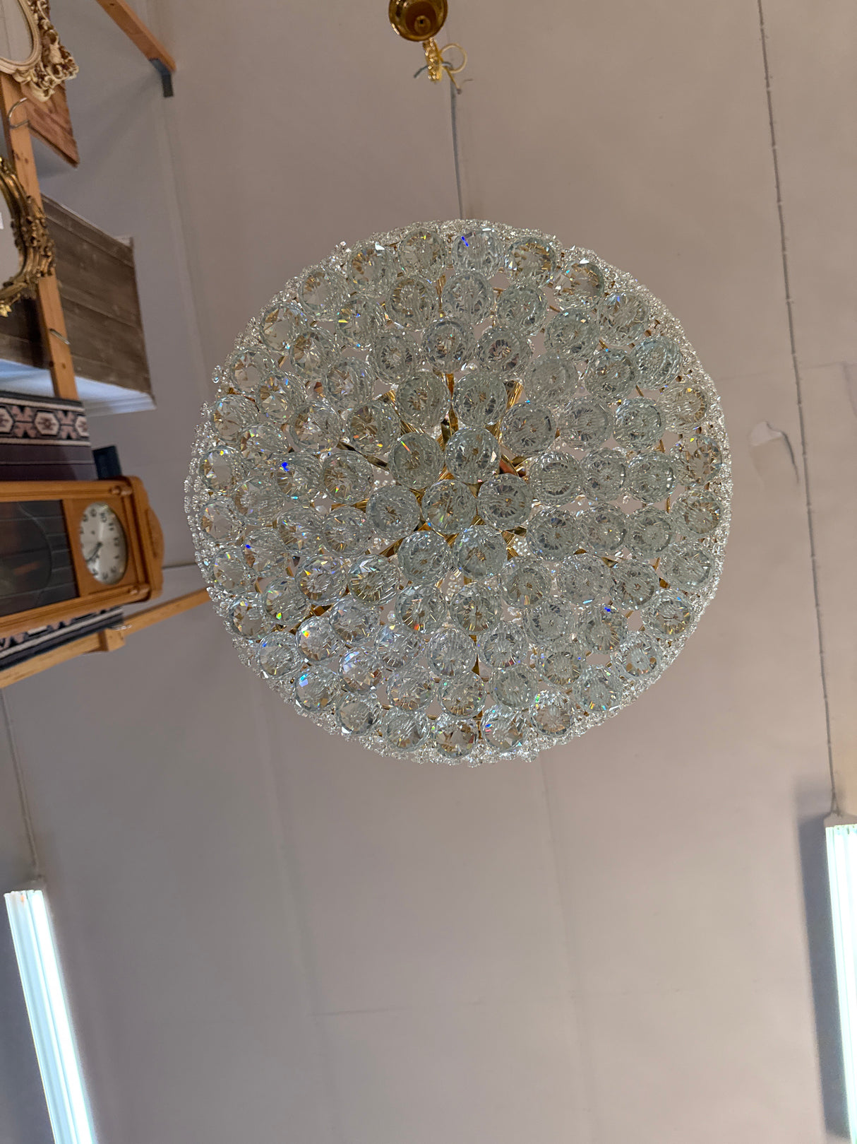 Kristallivalaisin kullanvärisellä rungolla. Halkaisija 50cm