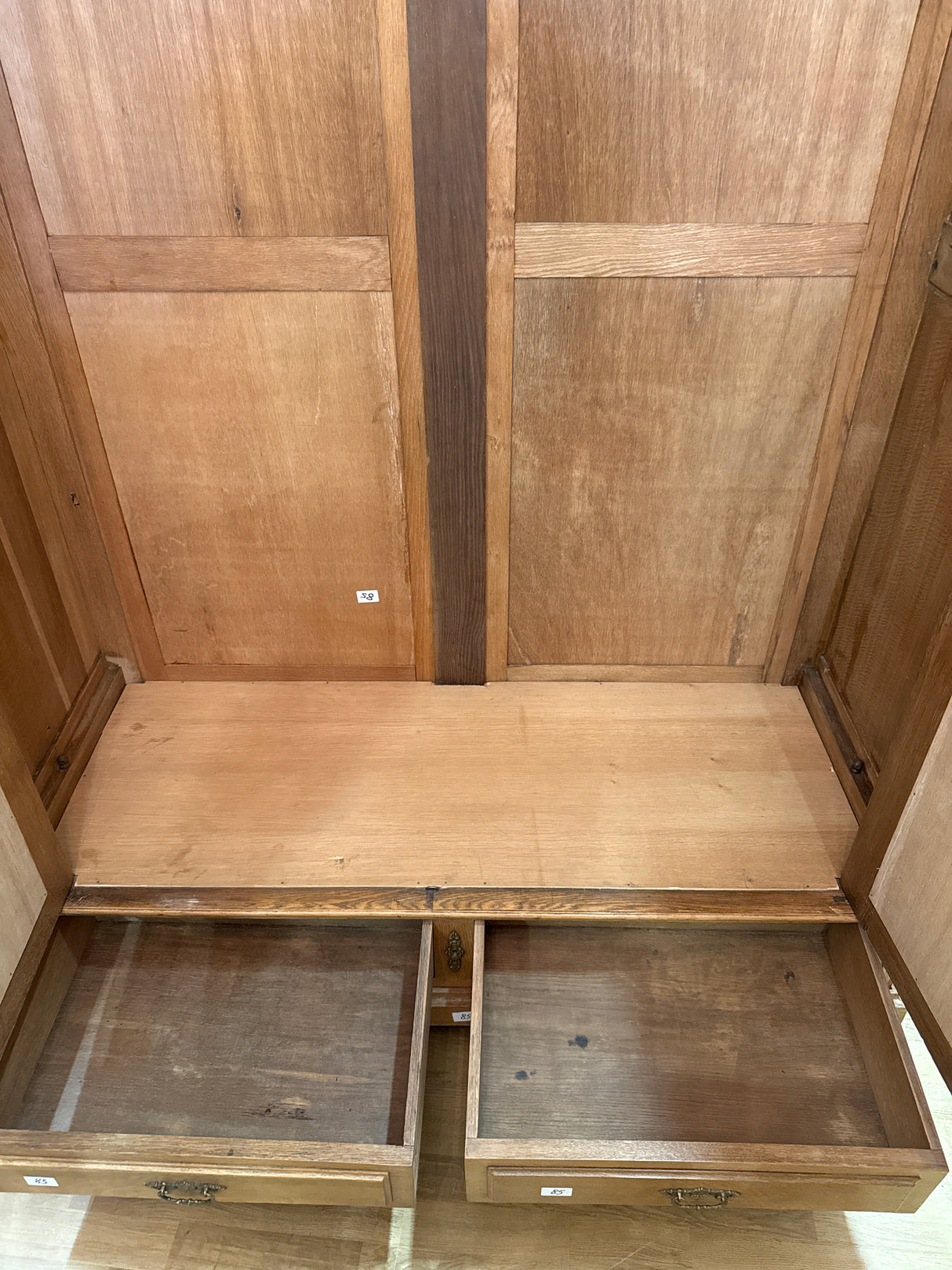 Tammivaatekaappi L.142.5cm,S,56cm, K.(ilman korua) 212cm, korun kanssa 246cm