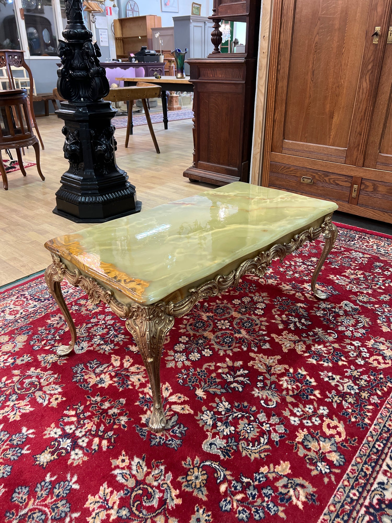 Rokokoo-sohvapöytä marmoria ja pronssia