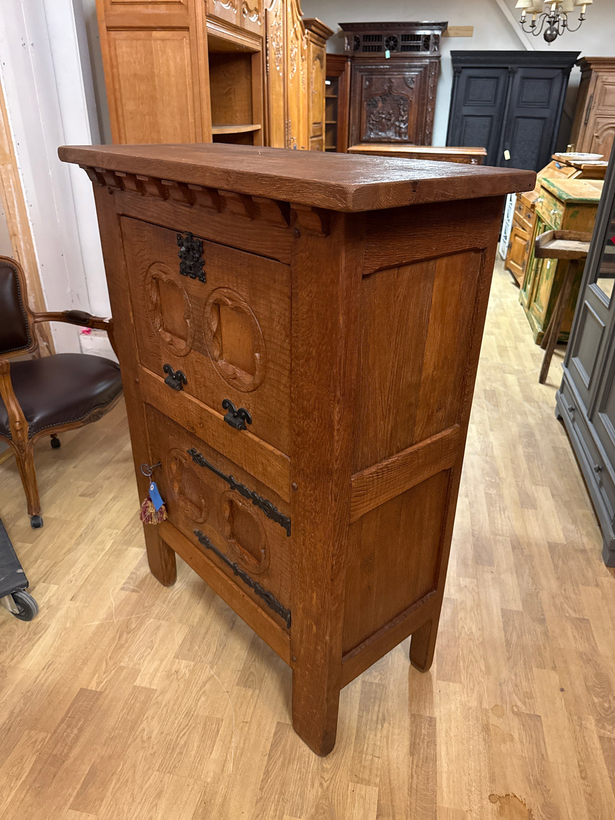 Sveitsiläinen baarikaappi L.94.5cm, S.44cm, K.125cm