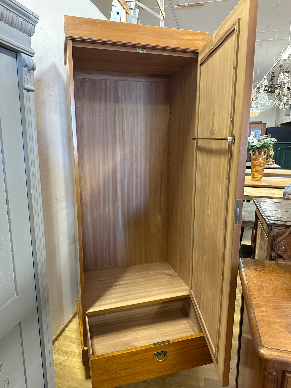 Kotimainen kapea vaatekaappi L.77cm, S.55cm, K.204.5cm