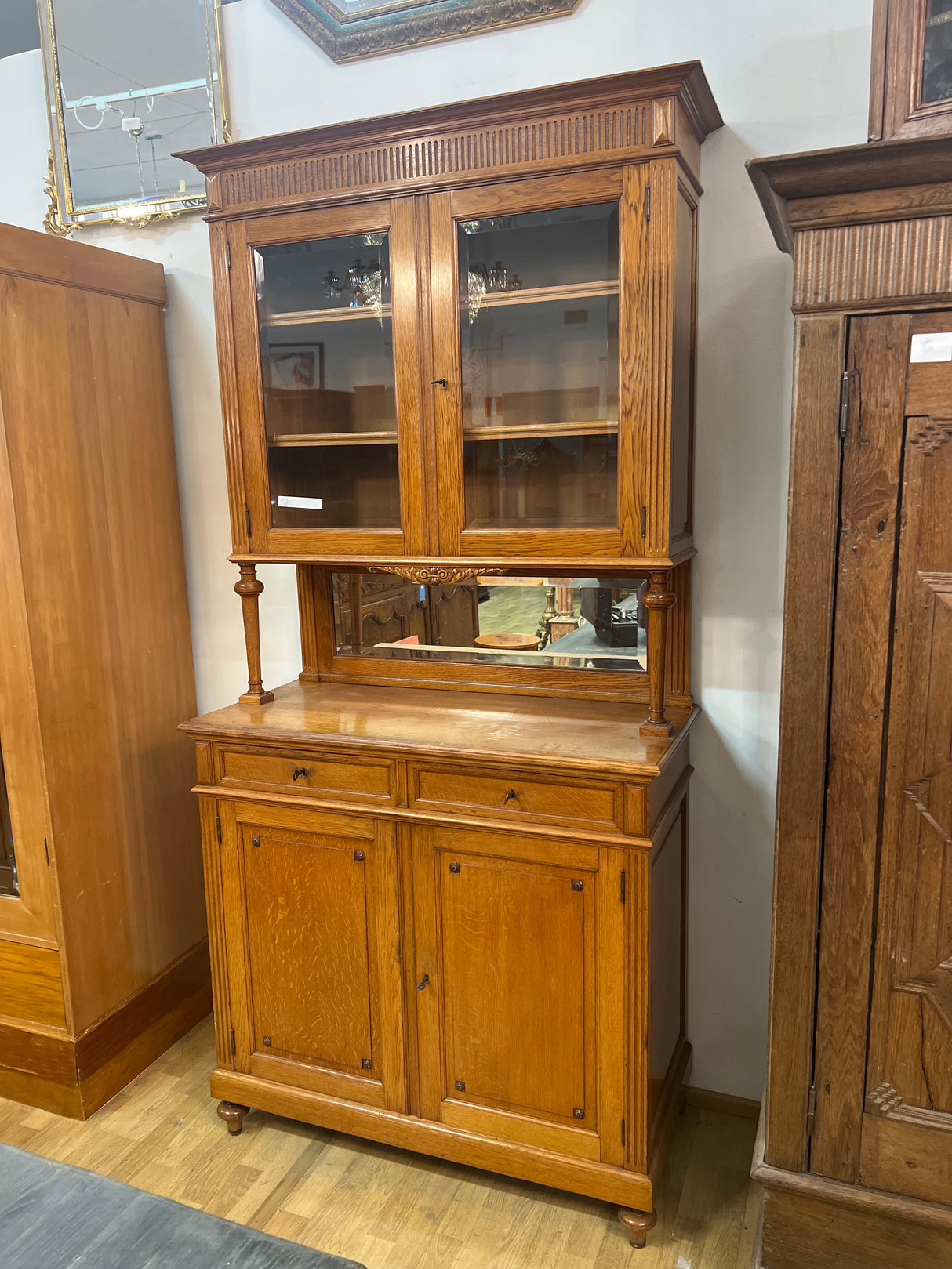 Astiakaappi L. 105cm, S. 49cm ja K. 219cm