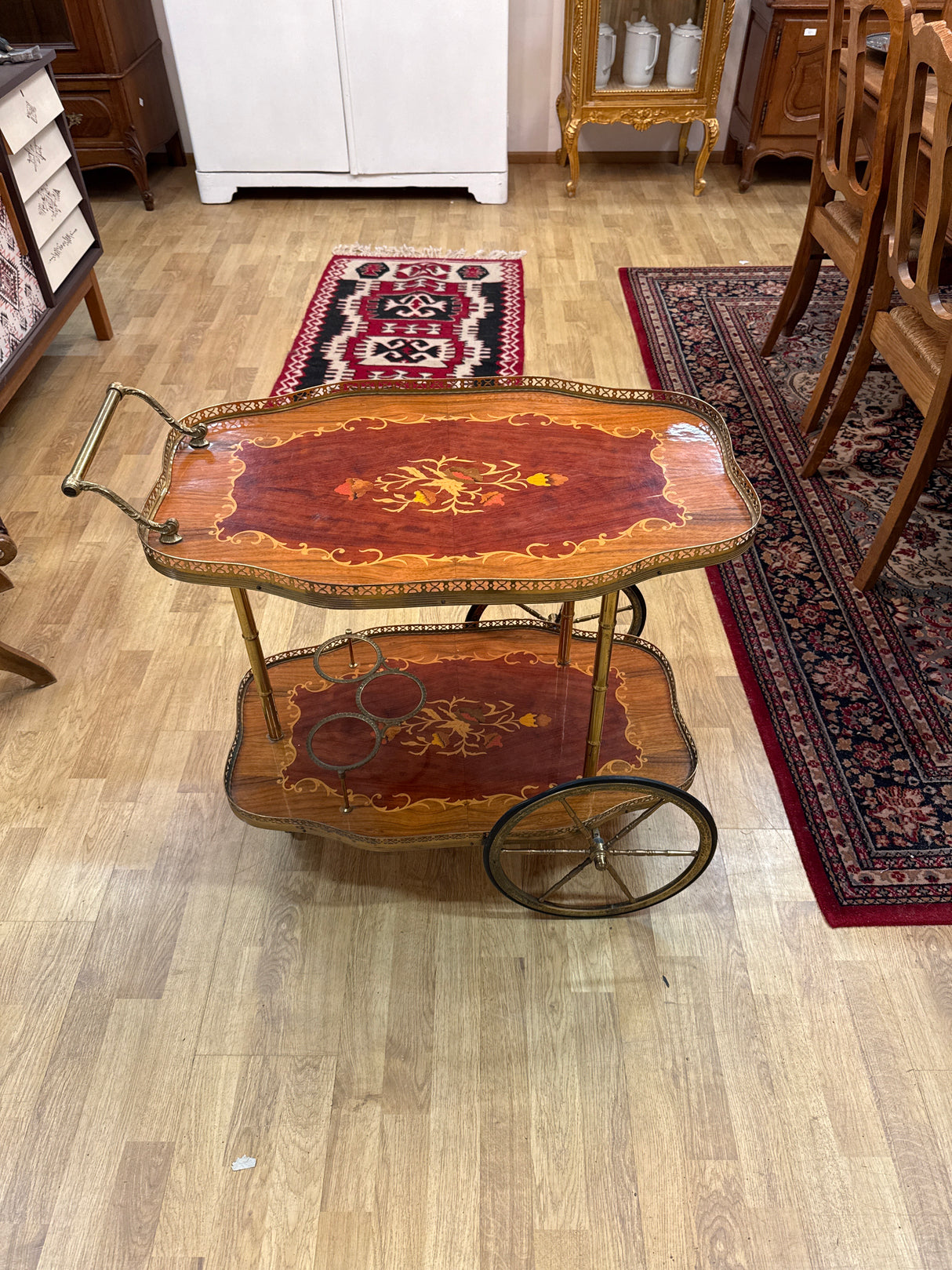 Kaunis tarjoiluvaunu