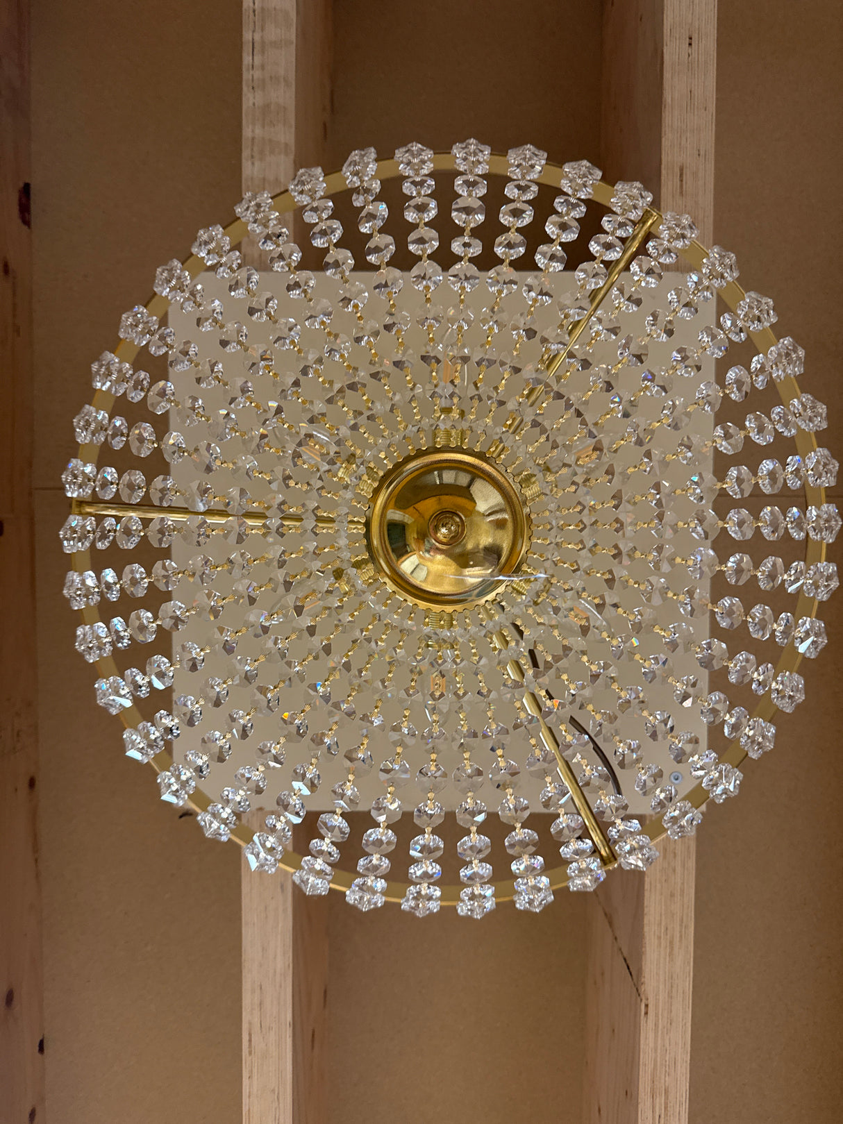 Kaunis plafondi kiillotetulla messinkirungolla