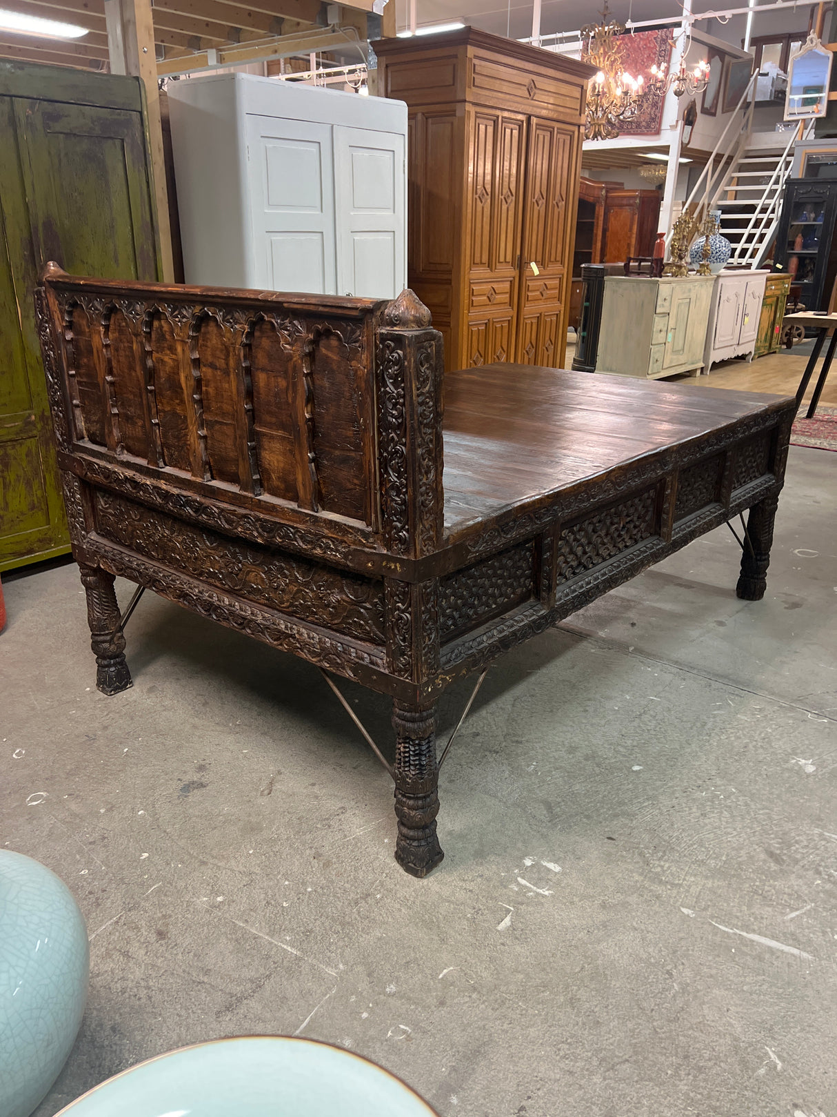 Magnificent 19th-century daybed/couch bed, length 214cm, width 133cm, and height 123cm. The height of the bed section is 79cm.