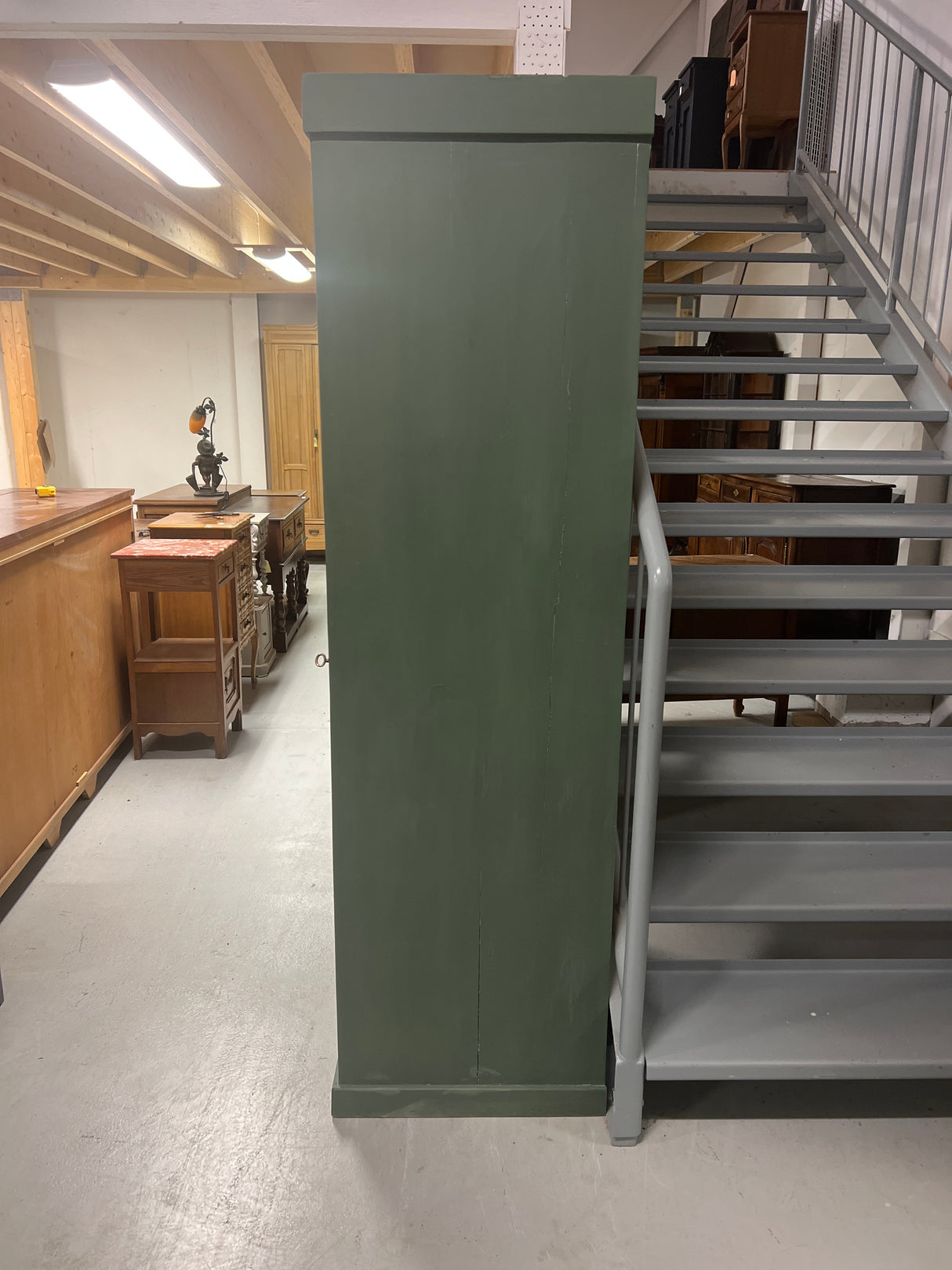 Single-door wardrobe